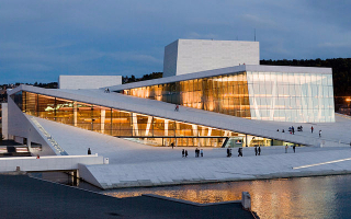 夜の Oslo Opera House